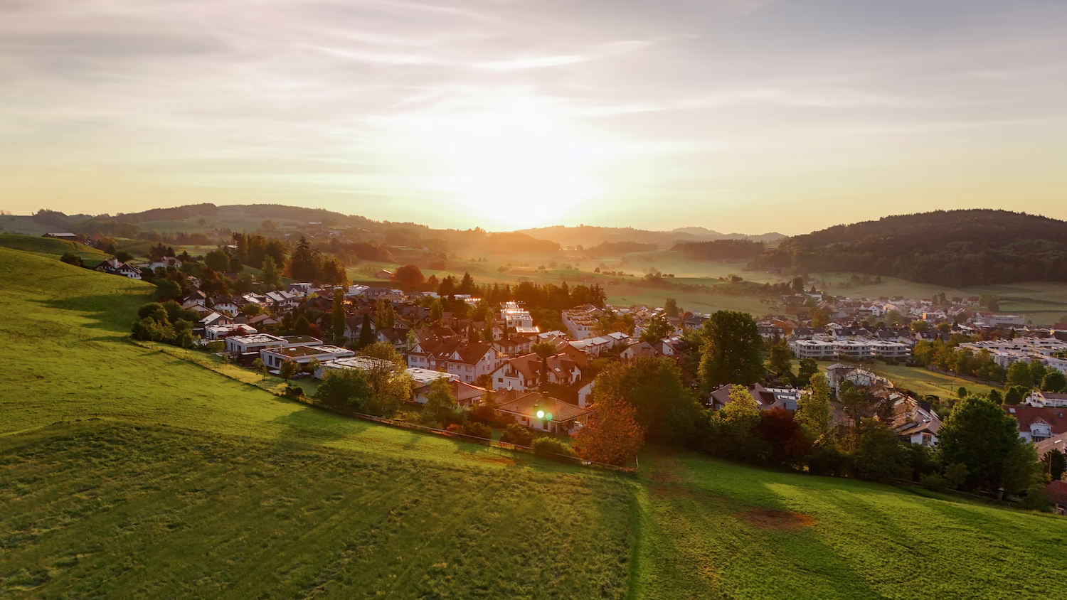 Statt in grünem Tal mit Blick in Richtung Westen mit einer sich senkenden Sonne